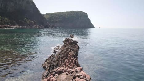 Realmente-Calma-Los-Mares-Con-Pequeñas-Olas-Rompiendo-Contra-Las-Rocas