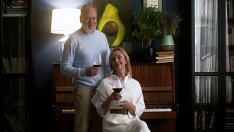 pareja bebiendo vino en casa