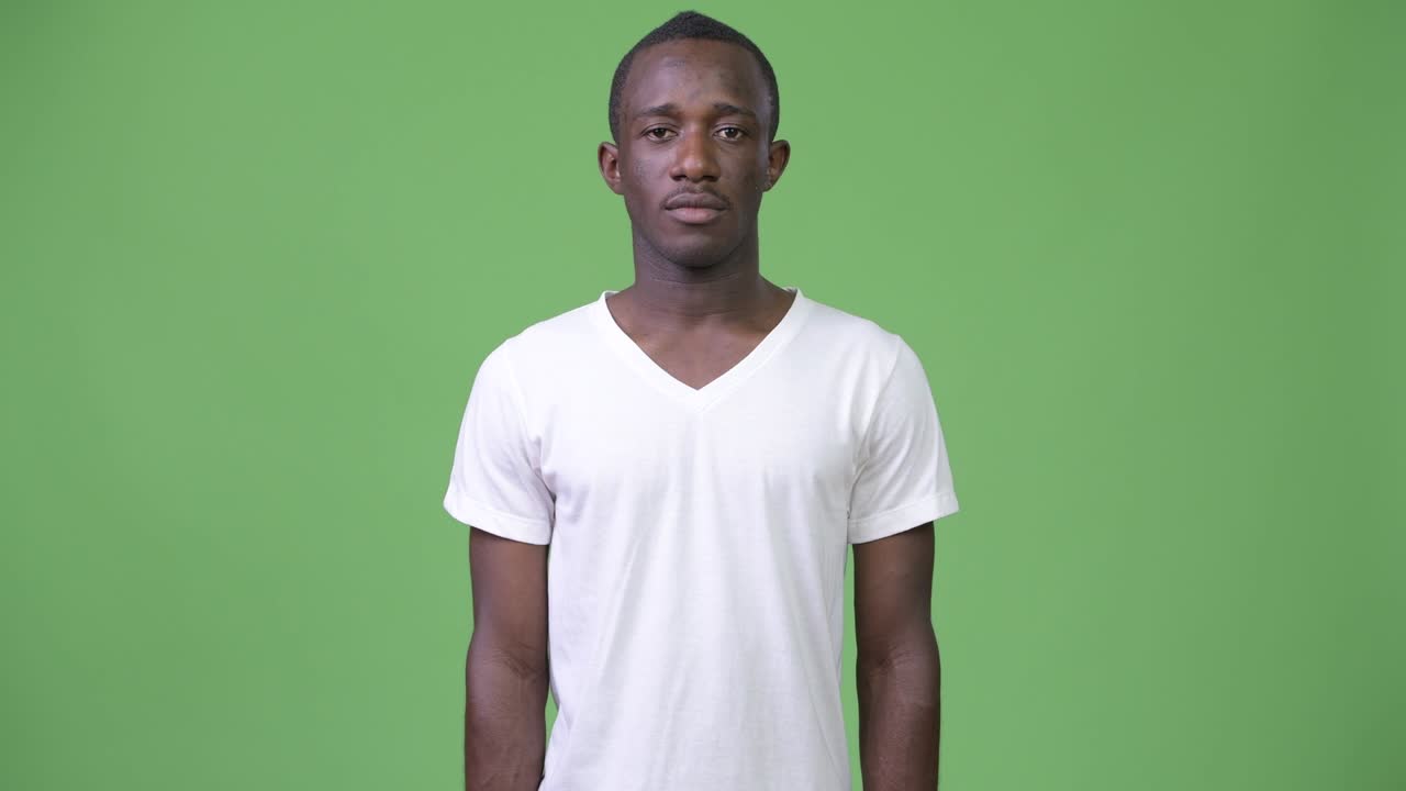 Ung afrikansk mand mod grøn baggrund