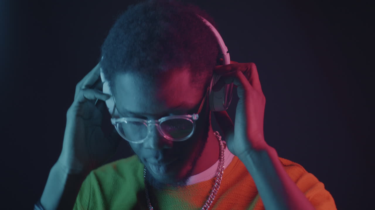 Hombre escuchando música con auriculares