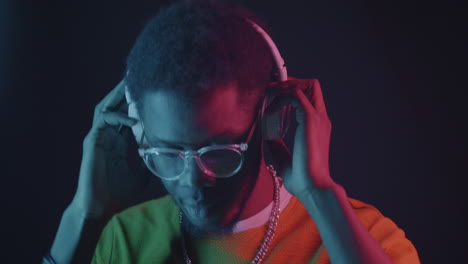 hombre escuchando música con auriculares