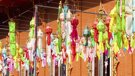 태국 사원 에 매달린 다채로운 등불
