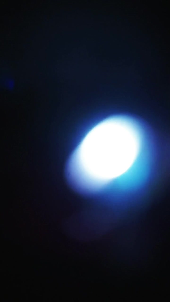 Bagliore Bokeh di Luce Blu Astratto su Sfondo Scuro