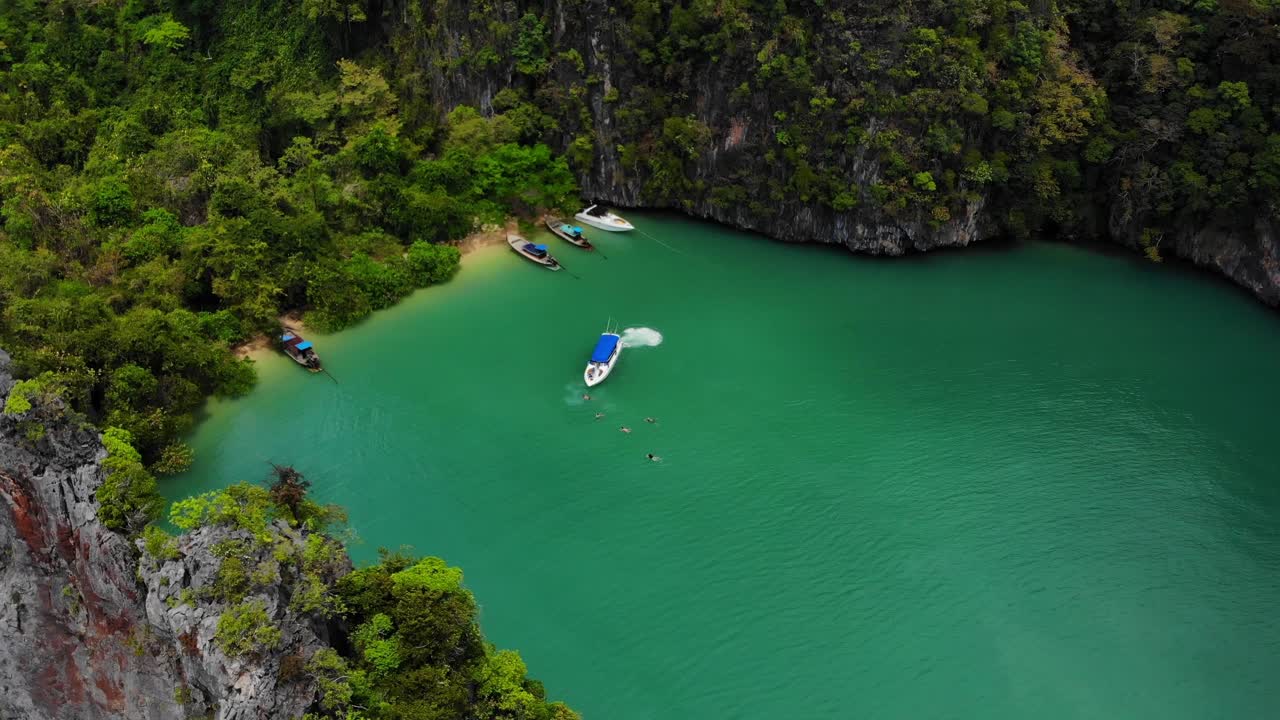 Đầm phá xanh tuyệt đẹp với một chiếc thuyền, Phang Nga, Thái Lan
