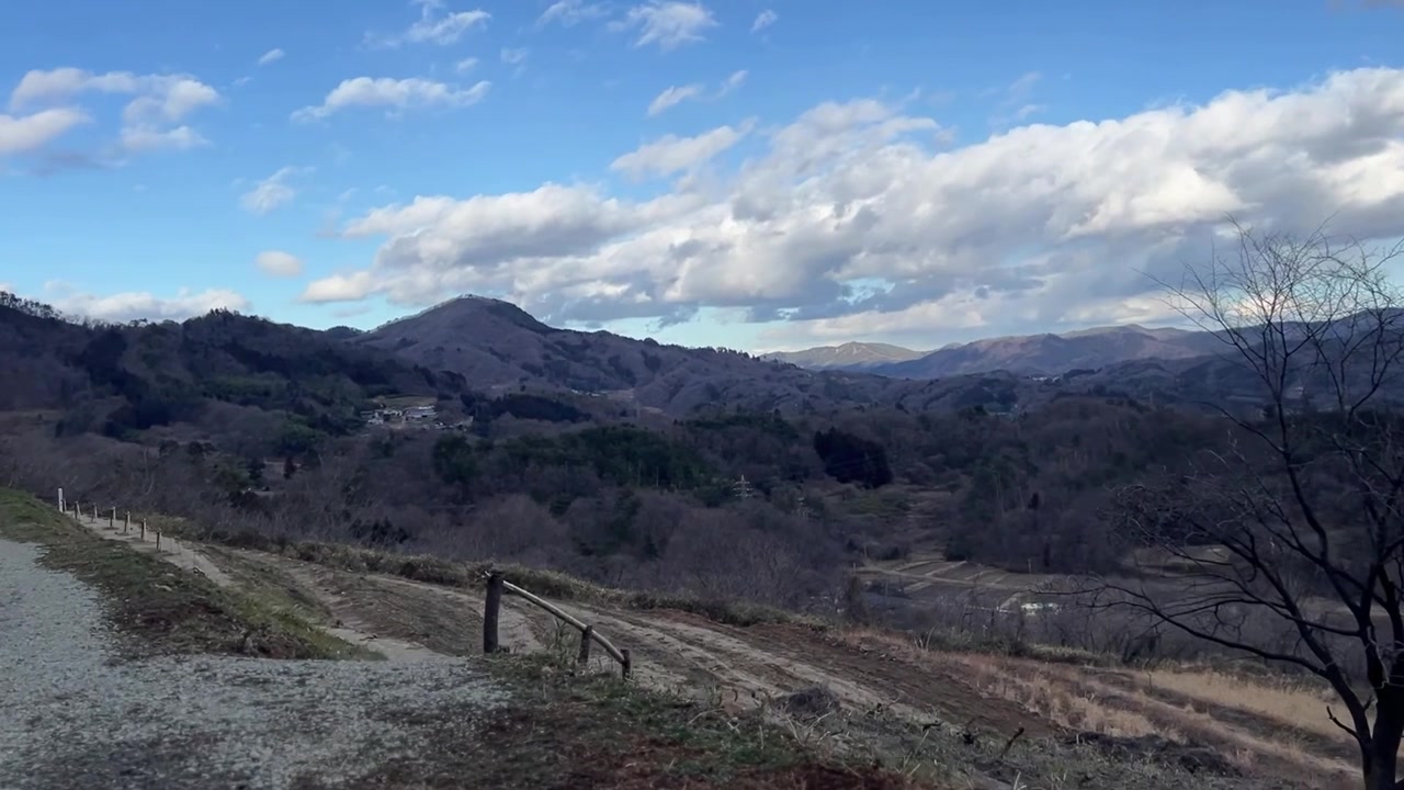 Suggestiva vista panoramica dalla collina con cielo blu