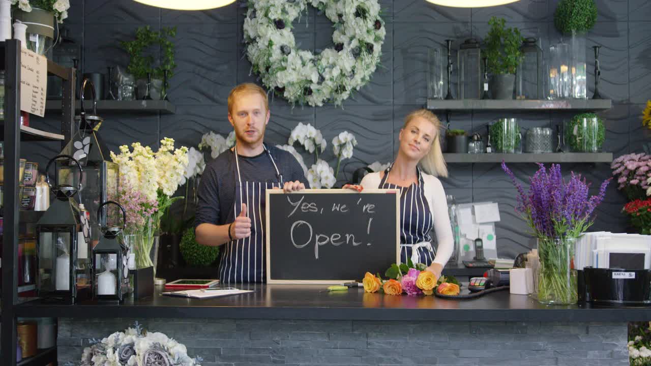 empleados de contenido posando con tableta