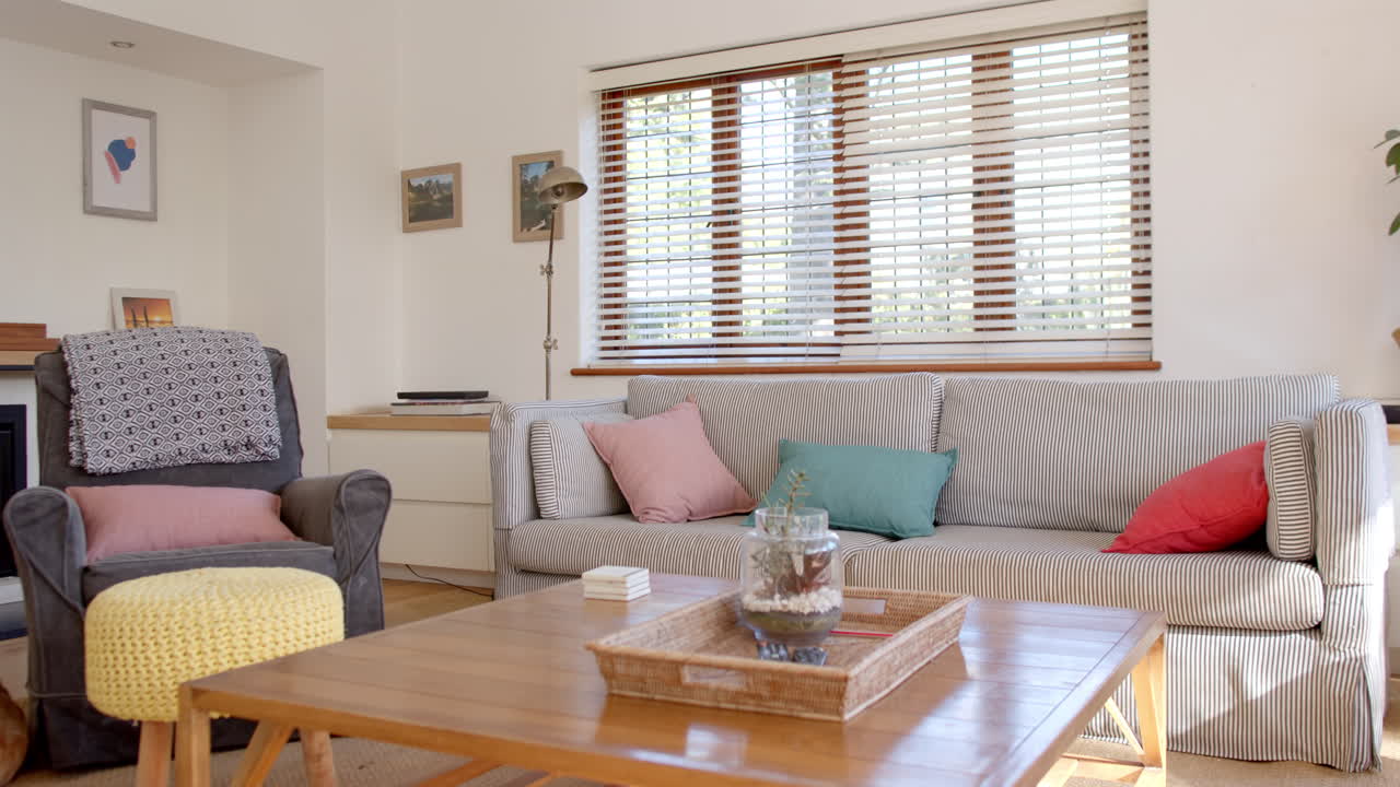 밝은 거실의 클로즈업, 슬로우 모션