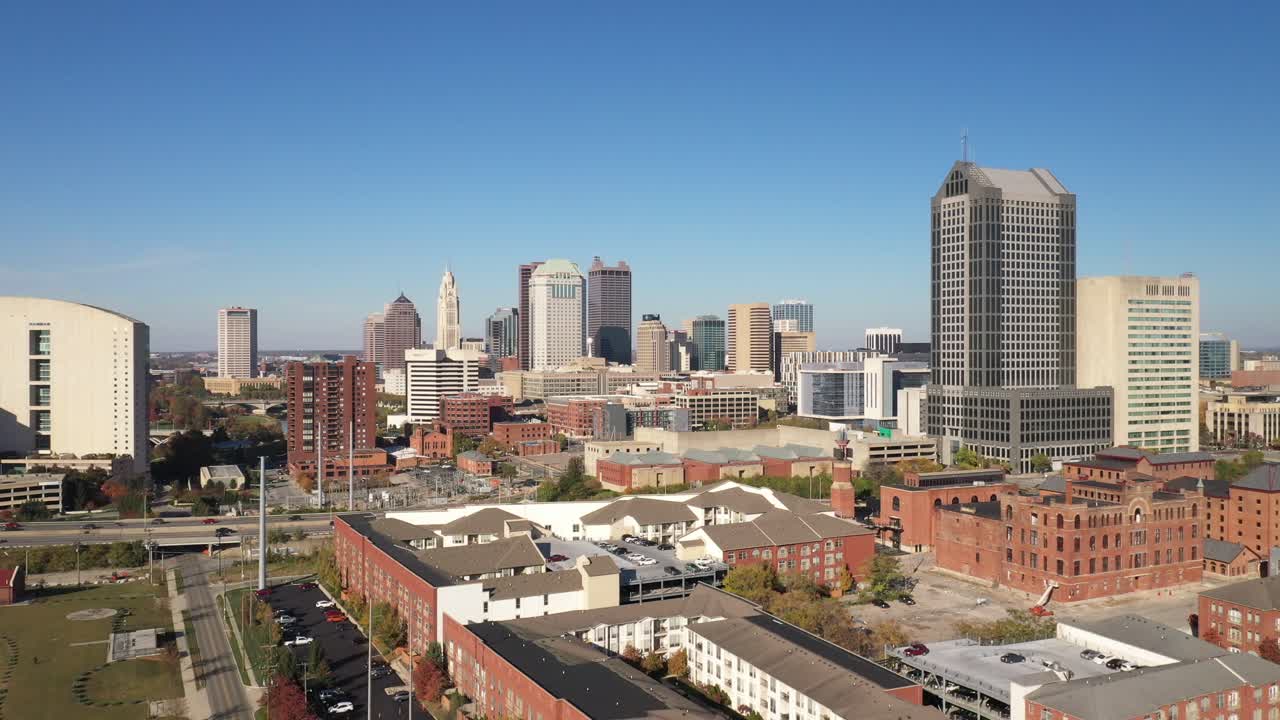 columbus, ohio skyline drone video zoom en la ciudad