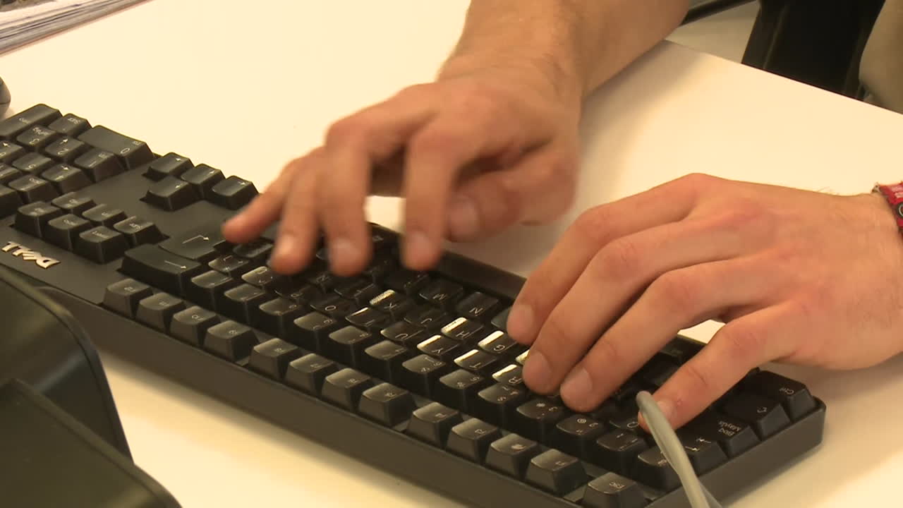 persona escribiendo en un teclado