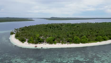 Bandeja-De-Camiones-Aéreos-A-Lo-Largo-De-La-Isla-Tropical-De-Palmeras,-Agua-Clara-Del-Océano-Y-Arrecife