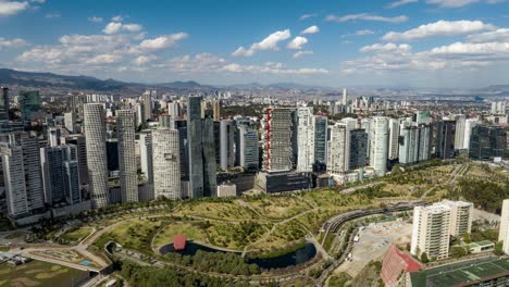 Timelapse-Aéreo-Con-Vista-De-Rascacielos-En-El-Parque-Mexicana-En-Santa-Fe---Ciudad-De-México