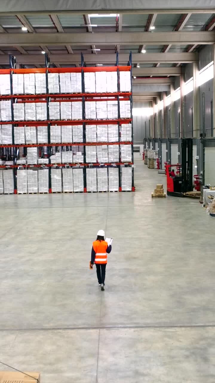 interior del almacén con trabajador y carretilla elevadora