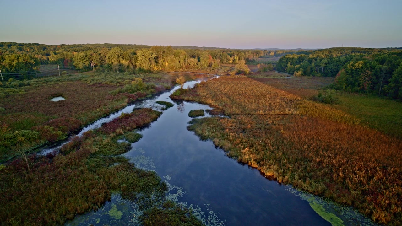 O drone desliza sobre o pacífico Rio Huron no verão, a caminho de Milford, Michigan