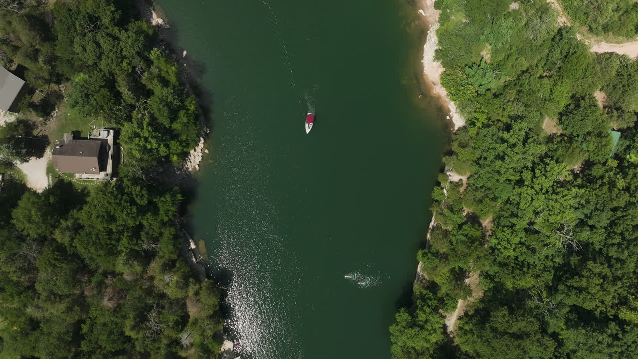 미국 아칸소 주 의  ⁇ 은 여름 날 에 조용 한 물 을 가진 호그스칼드 홀로우 협곡 의 공중 전망