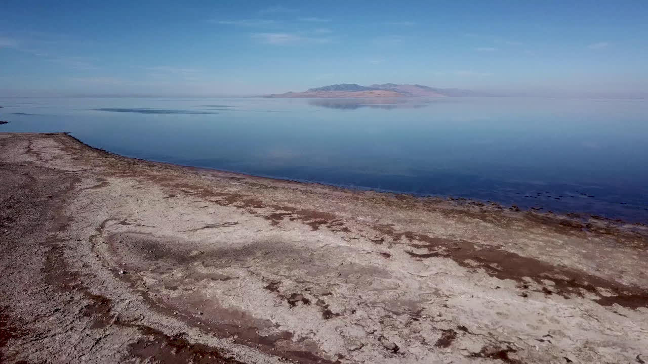 volando hacia el norte desde la isla antelope sobre el gran lago salado