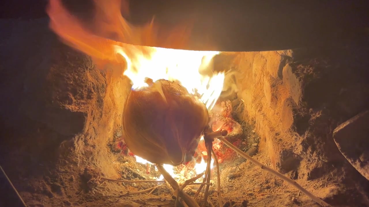 Frango Inteiro Assando em Fogo Aberto em um Forno Tradicional