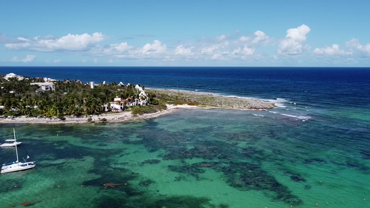 una vista increíble de la playa paraíso akumal en la costa caribeña del golfo de méxico