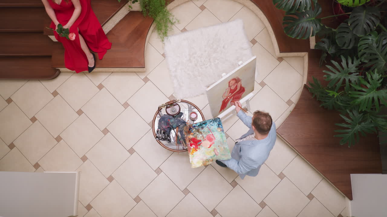 예술가는 옥상 식물들 사이에서 포즈를 취하는 예쁜 여인을 그린다. 초상화 작가는 갤러리에서 우아한 여성 그림을 사랑으로 작업한다. 남자는 예술 제품을 만니다.