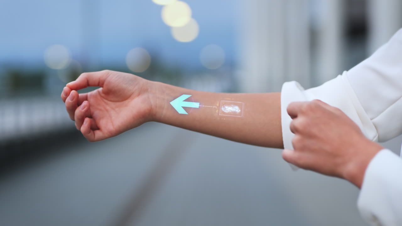 brazo de una mujer con chip digital implantado sensor de huellas dactilares para activar y liberar acciones de transacción