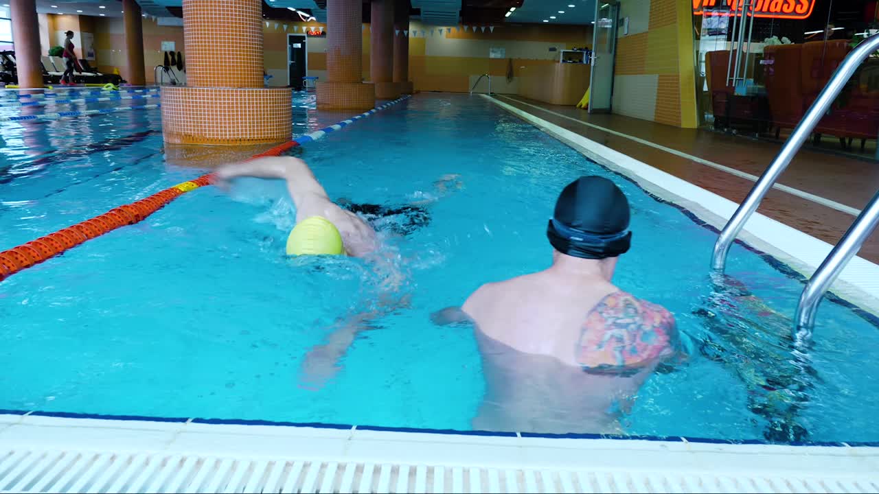 nadadores en una piscina cubierta