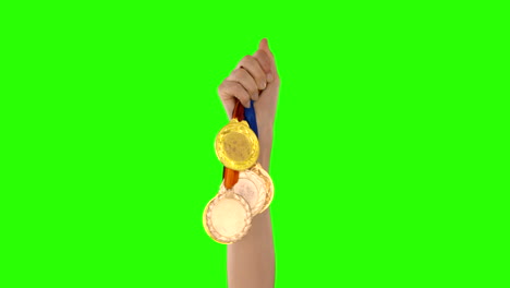 manos lanzando algunas medallas