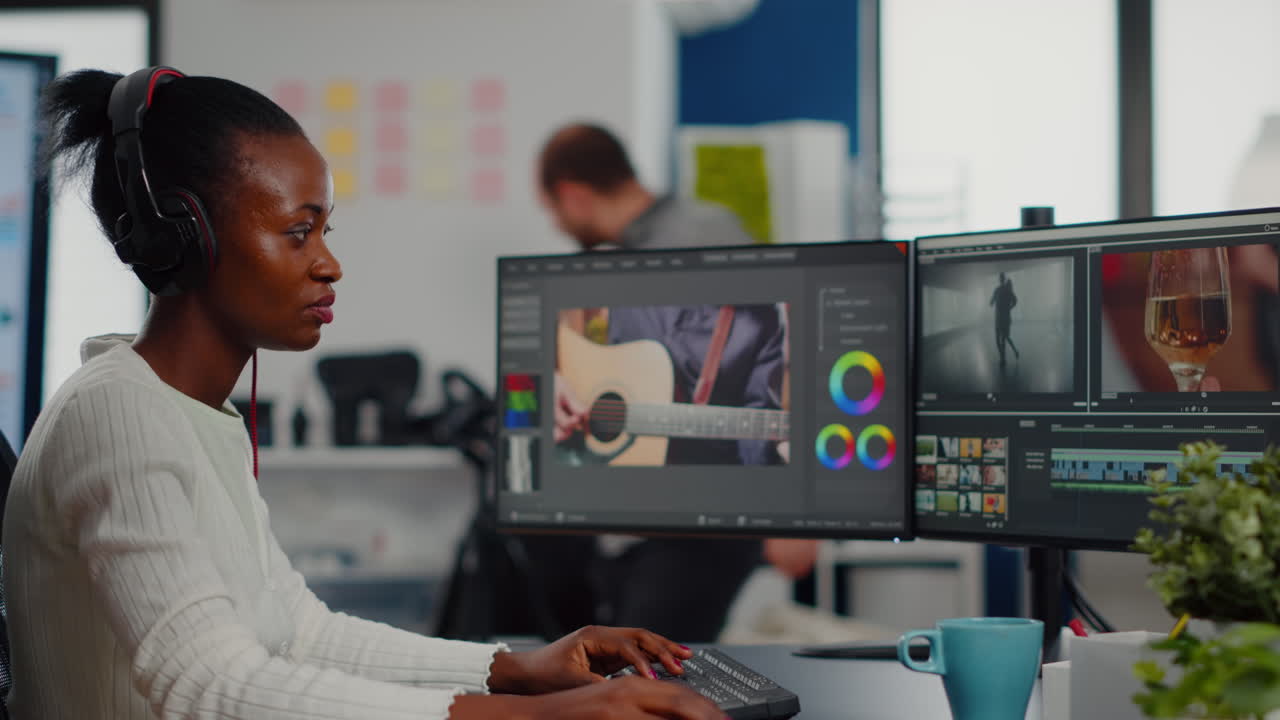 editora de video de mujer negra editando un nuevo proyecto de montaje de película