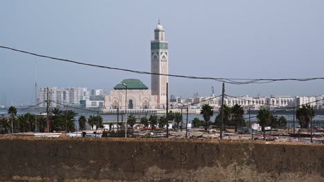 Barrio-De-Chabolas-En-Frente-De-La-Mezquita-De-Hassan-II-Casablanca-Marruecos