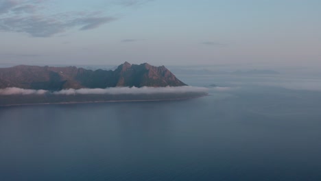 Luftaufnahme-Des-Ruhigen-Meeres-Und-Der-Insel-Bei-Sonnenaufgang-In-Strytind,-Norwegen