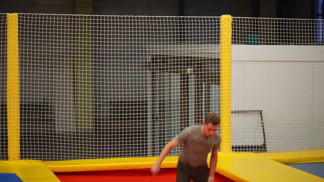 트램폴린에서 플립을 하는 남자