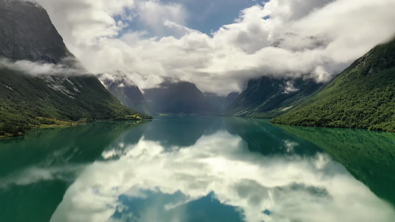 la hermosa naturaleza de noruega paisaje natural lago lovatnet.