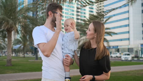 Glückliche-Familie-Vater-Mutter-Und-Sohn-Stehen-In-Einem-Park-Das-Kind-High-Fives-Vater