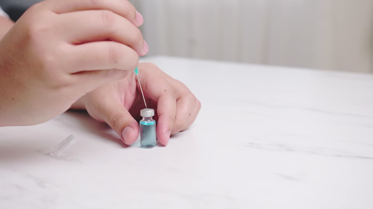 hombre realizando ampolla de vacuna de succión. concepto de prevención covid-19
