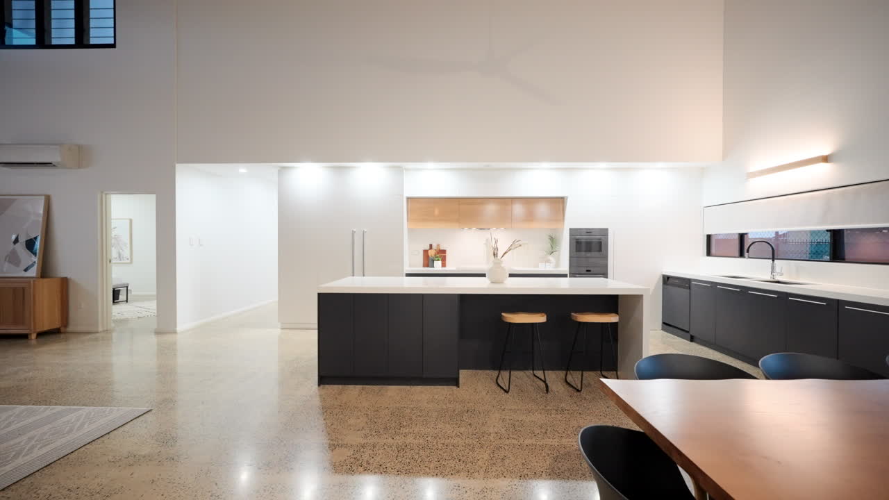 cocina de comedor de plan abierto con interior de bar de desayuno