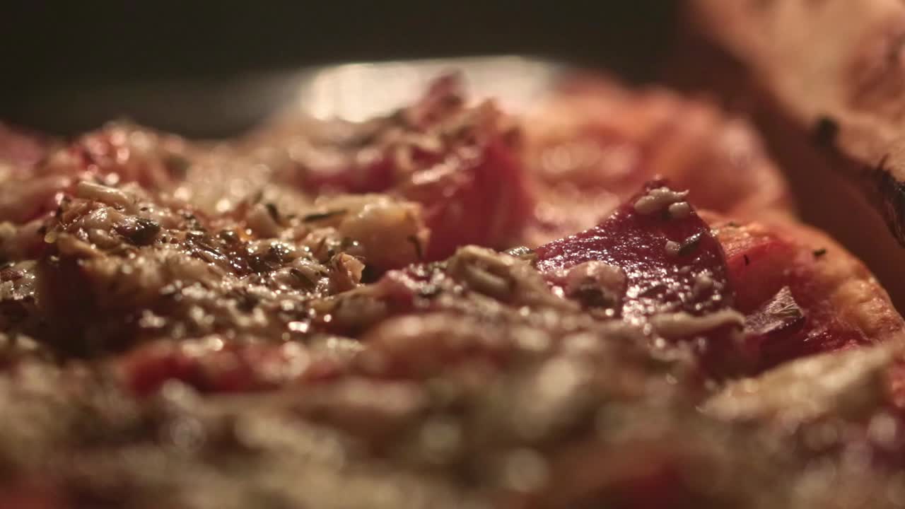 Pizza italiana fatta in casa in cottura nel forno.