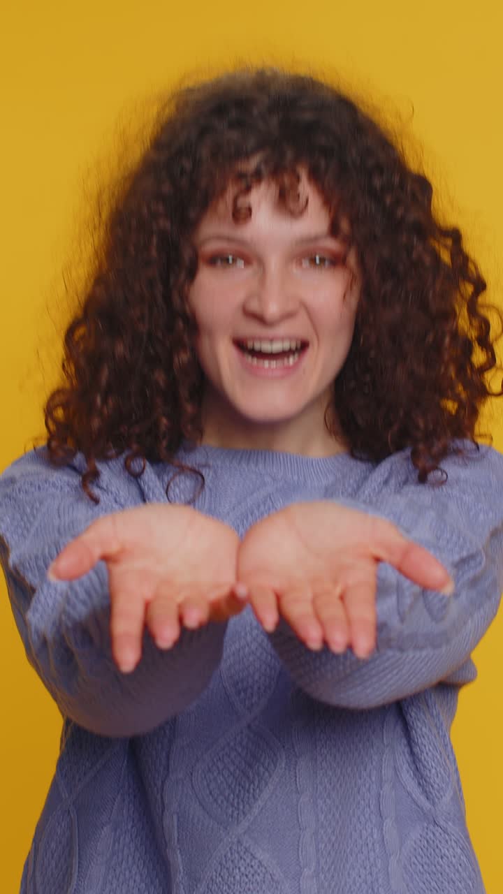 Donna che apre le mani felice di vedere preparando un regalo a sorpresa condividendo emozioni d'amore congratulandosi
