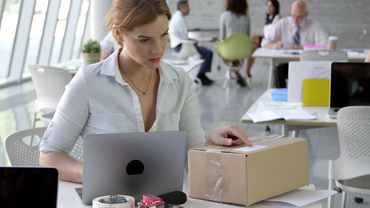 бизнесменка в офисе книги курьерская коллекция снята на r3d