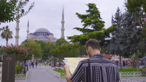 el turista viaja con un mapa de papel.