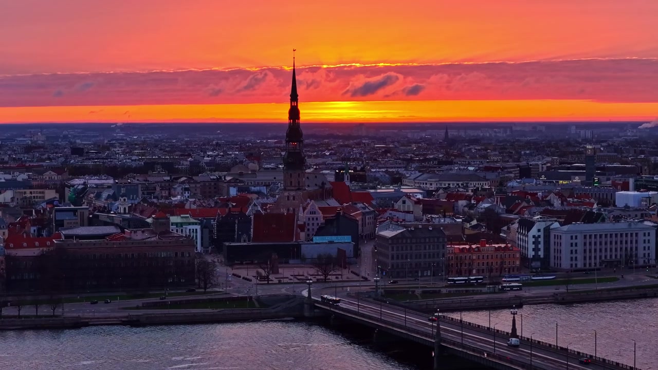 Riga, Lettonia, con la Chiesa di San Pietro durante un tramonto infuocato in un bellissimo panorama aereo.