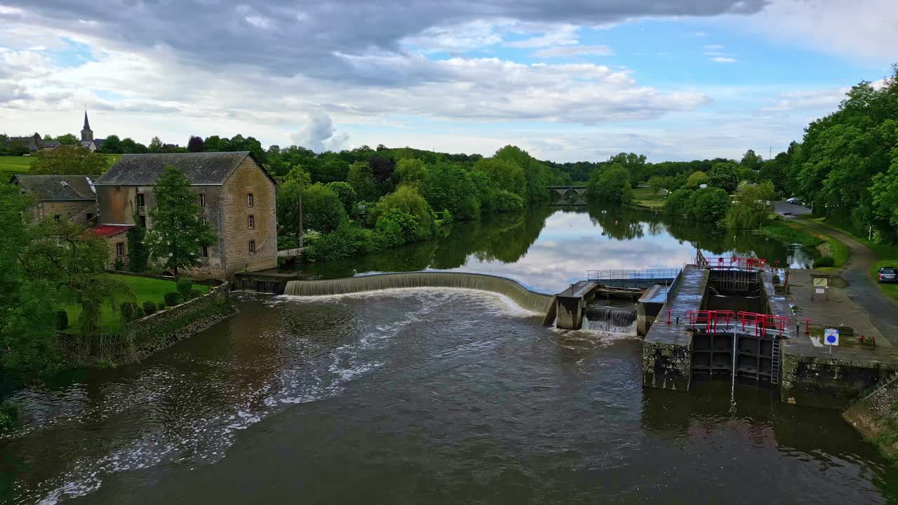 Saint-Baudelle lock or weir, Mayenne River, France