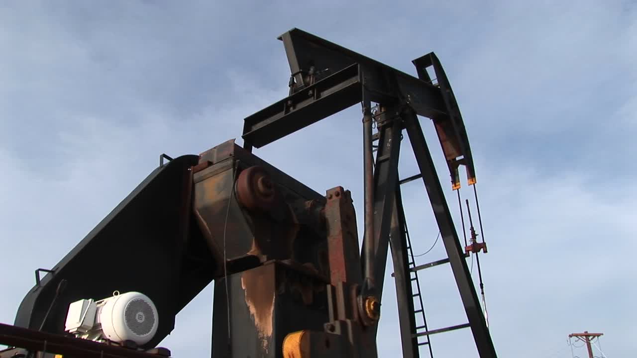 toma de panizquierda de una bomba de aceite girando en el desierto de nuevo méxico