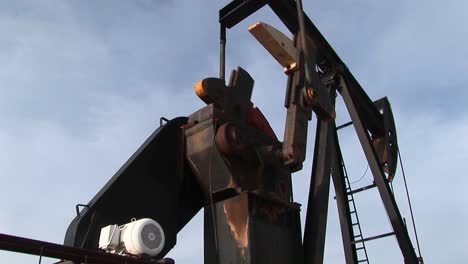 Panleft-Shot-Of-An-Oil-Pump-Turning-In-The-New-Mexico-Desert