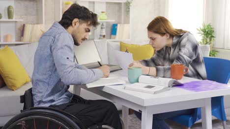 Educación.-Niño-Y-Niña-Estudian-Juntos-En-Casa-Y-Se-Ayudan-Mutuamente.