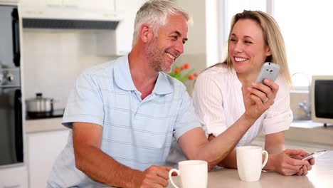 Happy-couple-drinking-coffee-and-texting