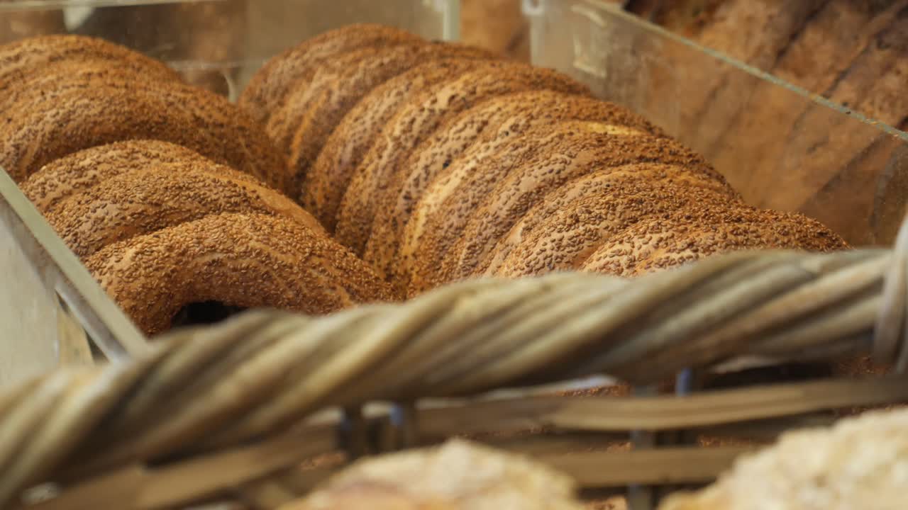 bagels recién horneados con semillas de sésamo