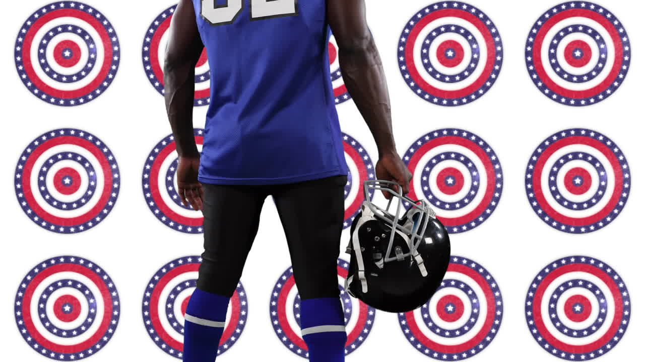 sección media de un jugador de rugby sosteniendo un casco de pie contra múltiples estrellas en círculos giratorios