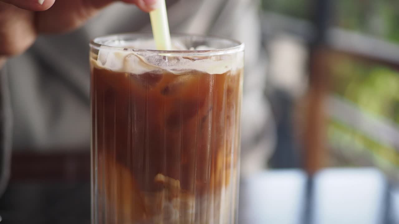 Café helado con paja