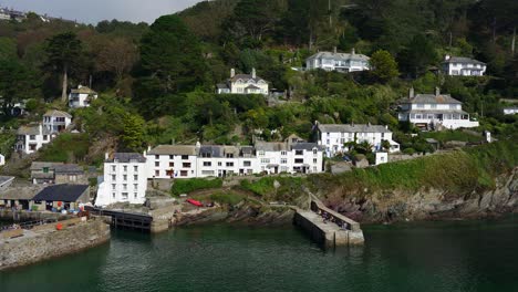 Polperro,-Toma-Panorámica-De-Un-Pintoresco-Pueblo-De-Pescadores-En-La-Costa-De-Cornualles-En-Inglaterra,-Reino-Unido