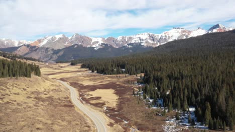 Montañas-Rocosas-En-Colorado-Con-Carretera