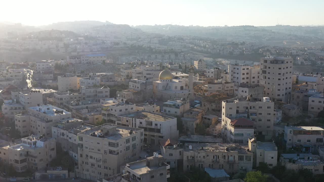 la cúpula dorada de mosue en el campamento de refugiados de anata, palestina, israel, aérea