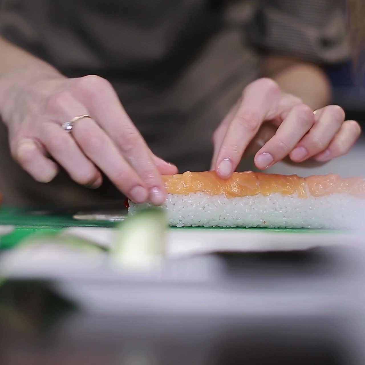 proceso de rollo de sushi